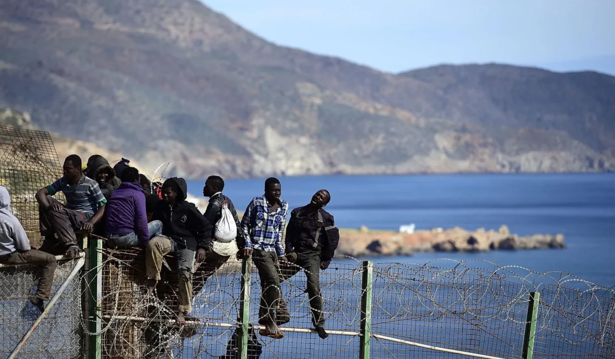 Des migrants sautent les grillages de la frontière de l'enclave espagnole de Melilla en Afrique du Nord.