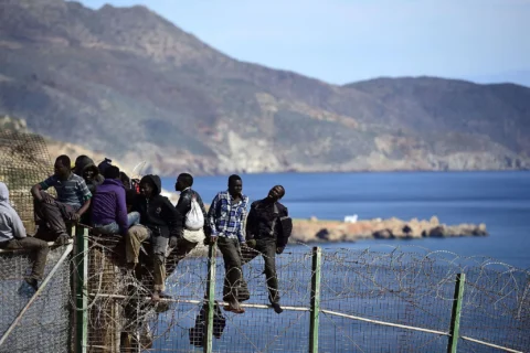 Des migrants sautent les grillages de la frontière de l'enclave espagnole de Melilla en Afrique du Nord.