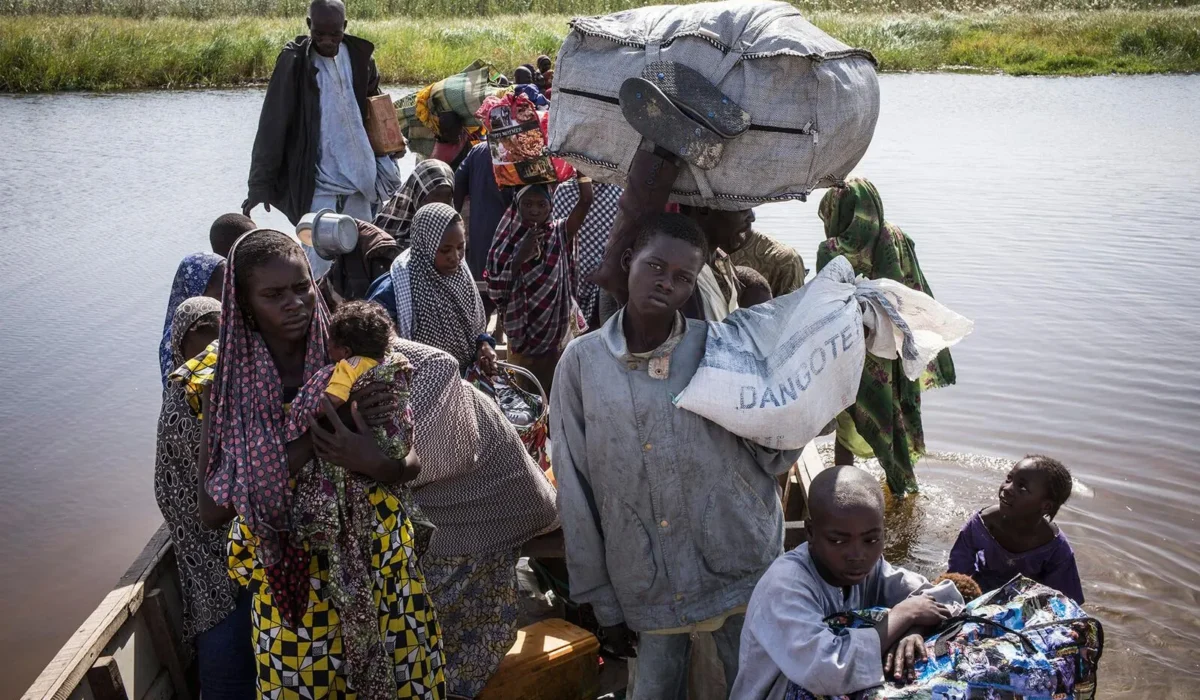 Déplacés internes traversant un paysage aride dans la province du Lac Tchad.