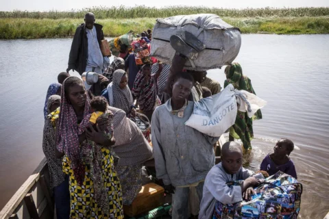 Déplacés internes traversant un paysage aride dans la province du Lac Tchad.